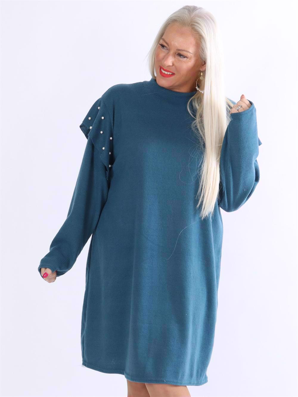 Linda - Blød kjole med perler og flæser